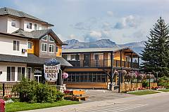 Mount Robson Inn (roadside)
