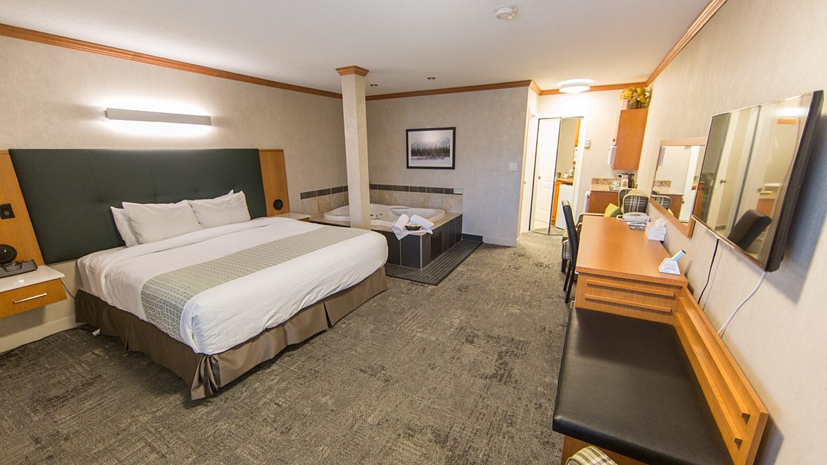 Sunwapta Suite King Bed Couples Jetted Tub Mount Robson Inn