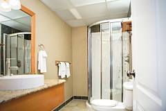 Sunwapta Suite Bathroom